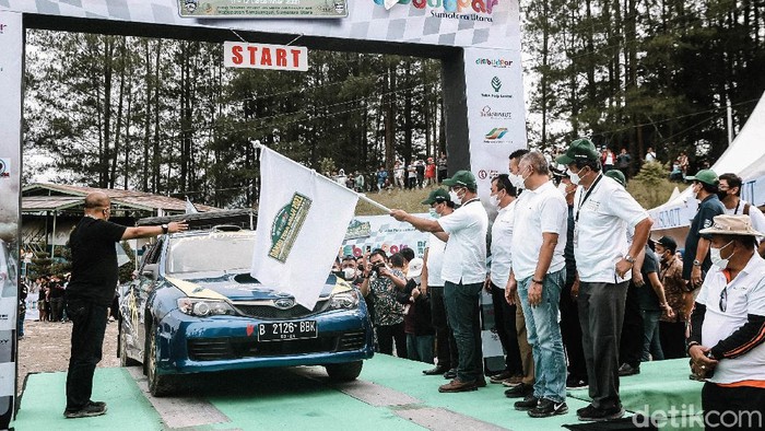 Aksi Para Pebalap di Danau Toba Rally 2021 Pebalap memacu mobil saat berlangsungnya Danau Toba Rally 2021 di Kawasan Hutan Tanaman Industri Aek Nauli PT Toba Pulp Lestari, Kabupaten Simalungun, Sumatera Utara, Sabtu (11/12/2021). Danau Toba Rally yang diikuti oleh 56 pembalap ini berlangsung pada 11-12 Desember 2021. Grandyos Zafna/detikcom