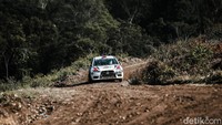 Danau Toba Rally yang diikuti oleh 56 pembalap ini berlangsung pada 11-12 Desember 2021.