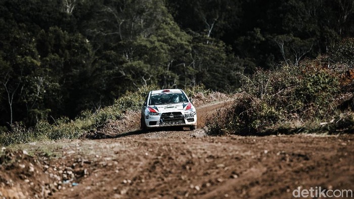 Pebalap memacu mobil saat berlangsungnya Danau Toba Rally 2021 di Kawasan Hutan Tanaman Industri Aek Nauli PT Toba Pulp Lestari, Kabupaten Simalungun, Sumatera Utara, Sabtu (11/12/2021). Danau Toba Rally yang diikuti oleh 56 pembalap ini berlangsung pada 11-12 Desember 2021. Grandyos Zafna/detikcom