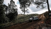 Salah satu perserta berusaha menaklukkan trek licin di kawasan Hutan PT Toba Pulp Lestari.