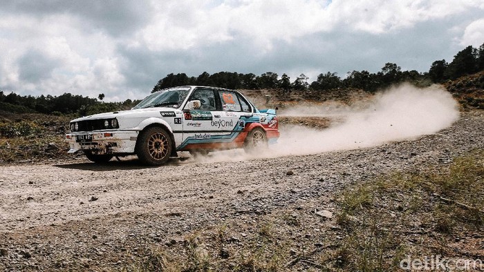Pebalap memacu mobil saat berlangsungnya Danau Toba Rally 2021 di Kawasan Hutan Tanaman Industri Aek Nauli PT Toba Pulp Lestari, Kabupaten Simalungun, Sumatera Utara, Sabtu (11/12/2021). Danau Toba Rally yang diikuti oleh 56 pembalap ini berlangsung pada 11-12 Desember 2021. Grandyos Zafna/detikcom