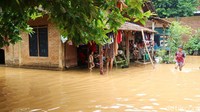 Masih banyak warga yang bertahan di rumahnya meski banjir cukup tinggi.