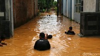 Salah seorang warga mengatakan banjir mulai menggenangi rumahnya sejak pukul 06.00 WIB tadi.