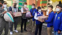 KNPI memberikan sejumlah bantuan kepada para korban di kecamatan Candi Puro.