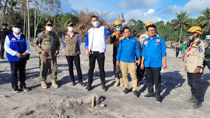 Bantuan untuk warga yang terdampak erupsi Gunung Semeru terus mengalir. Kali ini bantuan diberikan oleh Komite Nasional Pemuda Indonesia (KNPI).