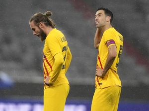 Barca Imbang dengan Granada, Busquets: Kartu Merah Mengubah Permainan