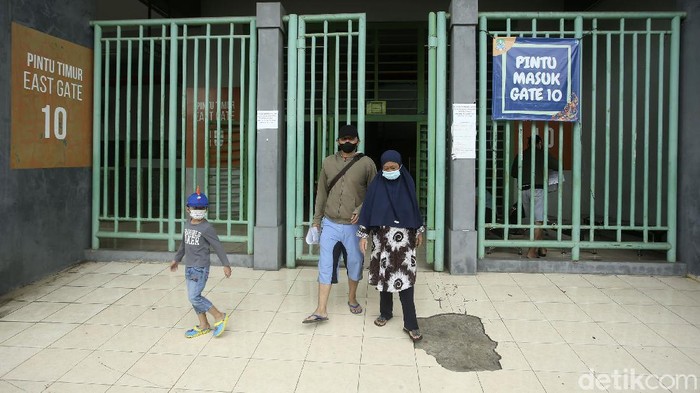 Dinkes Kota Bekasi melaksanakan vaksinasi massal COVID-19 yang dititikberatkan untuk lansia dan masyarakat dengan penyakit komorbid. Vaksinasi berlangsung di Stadion Patriot.