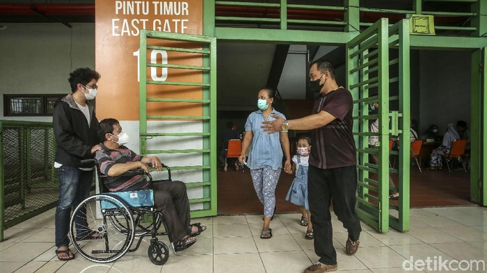 Dinkes Kota Bekasi melaksanakan vaksinasi massal COVID-19 yang dititikberatkan untuk lansia dan masyarakat dengan penyakit komorbid. Vaksinasi berlangsung di Stadion Patriot.