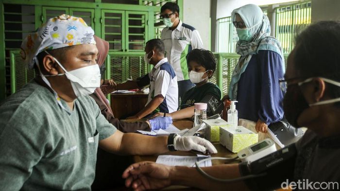 Dinkes Kota Bekasi melaksanakan vaksinasi massal COVID-19 yang dititikberatkan untuk lansia dan masyarakat dengan penyakit komorbid. Vaksinasi berlangsung di Stadion Patriot.