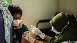 Dinkes Kota Bekasi menggelar vaksinasi yang dititikberatkan untuk lansia dan masyarakat dengan penyakit komorbid. Vaksinasi berlangsung di Stadion Patriot.