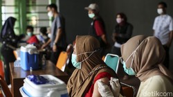 Dinkes Kota Bekasi menggelar vaksinasi yang dititikberatkan untuk lansia dan masyarakat dengan penyakit komorbid. Vaksinasi berlangsung di Stadion Patriot.