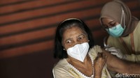 Petugas menyuntikkan vaksin COVID-19 kepada lansia di Stadion Patriot, Bekasi, Sabtu (11/12/2021).