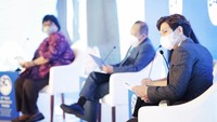 Dalam forum tersebut, dia mewakili pegiat industri kreatif. Kehadirannya tak sekadar hadir saja namun juga menjadi pembicara.  Foto: Dimas Beck/ Instagram