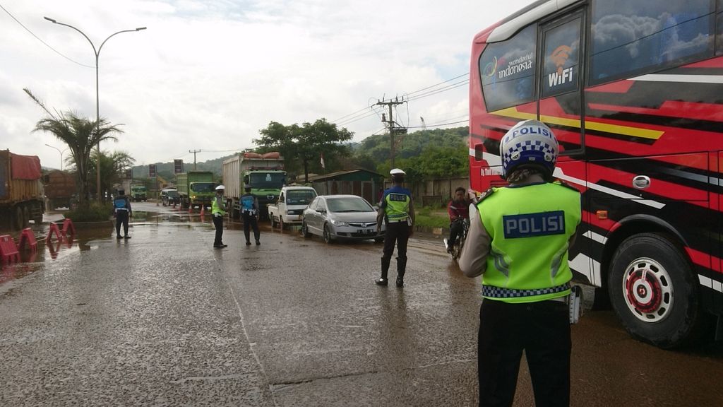 Bus Pelat Genap Diputar Balik di Jalur Anyer