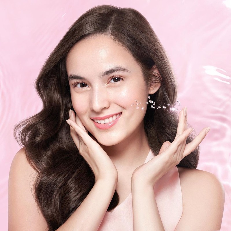 Cantiknya Chelsea Islan Saat Nikmati Kopi dan Kelapa Muda