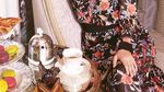 Cantiknya Chelsea Islan Saat Nikmati Kopi dan Kelapa Muda