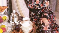 Secangkir teh menjadi pilihan Chelsea saat mengisi waktu luang. Posenya menikmati teh dan aneka kue ini bikin banyak netizen terpukau. Foto: Instagram @chelseaislan