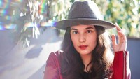 Coffee and chill, kata Chelsea Islan. Ia memilih segelas latte untuk dinikmati sambil santai. Mengenakan jaket kulit warna merah dan topi koboi membuat tampilannya berbeda.  Foto: Instagram @chelseaislan