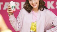 Wanita kelahiran Washington DC, 2 Juni 1995 ini juga doyan banget ngopi. Terlihat beberapa momen ngopi Chelsea yang dibagikan lewat Instagram. Pilihan kopinya kali ini adalah kopi Starbucks.  Foto: Instagram @chelseaislan