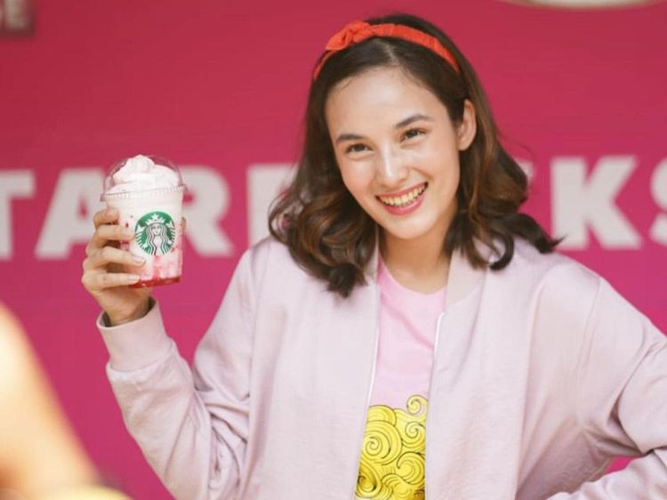 Cantiknya Chelsea Islan Saat Nikmati Kopi dan Kelapa Muda