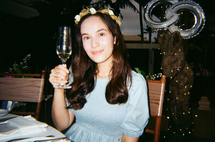 Cantiknya Chelsea Islan Saat Nikmati Kopi dan Kelapa Muda