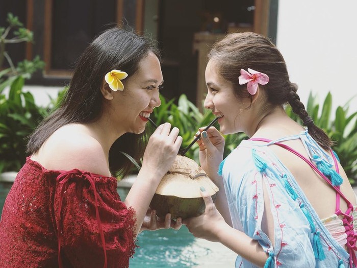 Cantiknya Chelsea Islan Saat Nikmati Kopi dan Kelapa Muda Cantiknya Chelsea Islan Saat Nikmati Kopi dan Kelapa Muda