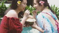 Lewat Instagramnya @chelseaislan, ia kerap membagikan momen kulinerannya. Bersama sang sahabat, Chelsea asyik liburan sambil santai menikmati kelapa muda. Momen ini diambil ketika di Bali. Foto: Instagram @chelseaislan