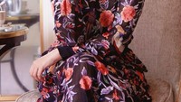 Yang satu ini bukan biskuit stik tetapi macarons. Sepotong macarons rasa greentea siap disantap Chelsea Islan. Posenya yang manis ini bikin netizen gagal fokus.  Foto: Instagram @chelseaislan