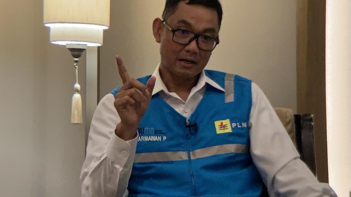 Petugas PLN Distribusi Jakarta Raya, Area Bulungan, tengah melakukan pemeriksaan tegangan pada alat pembatas dan pengukur di rumah pelanggan R1. 900 VA, di daerah Gandaria Utara, Kebayoran Lama, Jakarta Selatan, Selasa (17/11/2015).
Pemerintah telah memutuskan untuk tetap memberikan subsidi listrik kepada seluruh pelanggan PLN dengan daya 450 VA. Rengga Sancaya/detikcom.