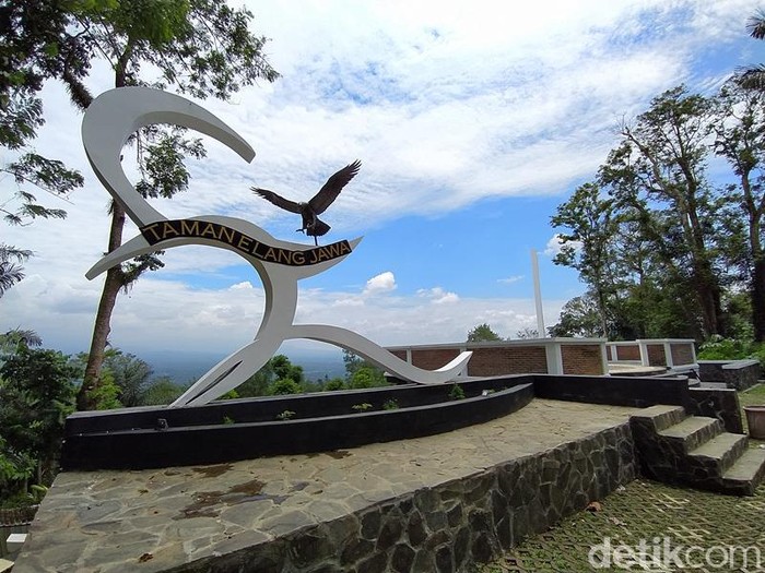 Gunung Tidar kini memiliki destinasi gardu pandang Taman Elang, hingga Monumen Tanah Air Satu Bangsa