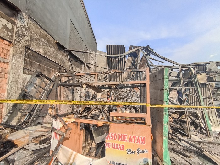 Empat bangunan di Kecamatan Koja, Jakarta Utara (Jakut), terbakar. Kebakaran diduga akibat terjadinya gas bocor. (Foto: Wildan/detikcom) Empat bangunan di Kecamatan Koja, Jakarta Utara (Jakut), terbakar. Kebakaran diduga akibat terjadinya gas bocor. (Foto: Wildan/detikcom)