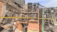 Foto: Empat bangunan di Kecamatan Koja, Jakarta Utara (Jakut), terbakar. Kebakaran diduga akibat terjadinya gas bocor. (Wildan Noviansyah/detikcom)