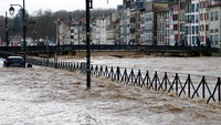 Mobil tak berkutik menghadapi banjir akibat meluapnya Sungai Nive, di Kota Bayonne, Prancis, (10/12/2021). Kota ini berjarak 4 jam perjalanan kereta api ke arah barat daya dari Ibu Kota Paris.