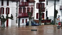 Curah hujan tinggi membuat sungai di tengah kota tua ini meluap. Terdapat  angin kencang dan badai yang menyertai.