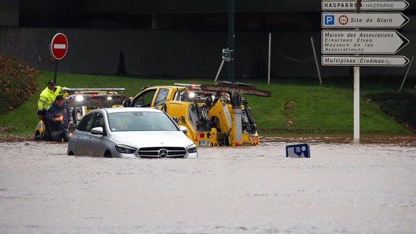 Banjir di Prancis Ini Bikin Mobil-mobil Tak Berkutik