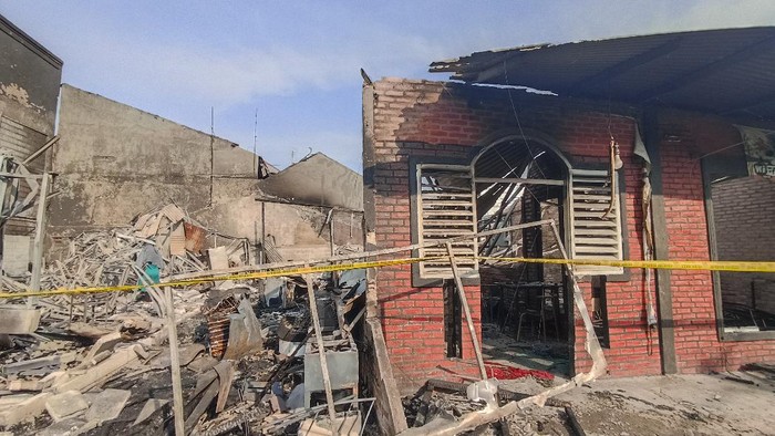 Garis polisi berwarna kuning tampak membentang di lokasi kebakaran Komplek Nyiur Melambai 2 Jalan Soka RT 06 RW 06 Kelurahan Rawabadak Utara, Jakut. (Foto: Wildan Noviansyah/detikcom)