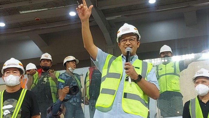 Gubernur DKI Anies Baswedan meninjau pembangunan JIS, Sabtu malam