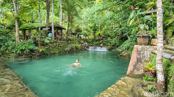 Setidaknya ada 4 kolam dengan kedalaman yang berbeda-beda, Ada yang satu neter dala pula yang sampai da meter.(Jalu Rahman Dewantara/detikcom) Setidaknya ada 4 kolam dengan kedalaman yang berbeda-beda, Ada yang satu neter dala pula yang sampai da meter.(Jalu Rahman Dewantara/detikcom)