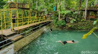 Kondisi ini membuat wisatawan betah bermain di kolam. Mereka juga bisa menikmati terapi ikan di kolam yang terletak di paling atas. (Jalu Rahman Dewantara/detikcom)