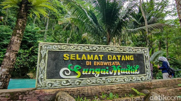 Dari loket gemuruh air terjun sudah terdengar. Air mengaliri sungai-sungai kecil dan mengisi kolam alami di sejumlah titik area wisata. Â (Jalu Rahman Dewantara/detikcom) Dari loket gemuruh air terjun sudah terdengar. Air mengaliri sungai-sungai kecil dan mengisi kolam alami di sejumlah titik area wisata. Â (Jalu Rahman Dewantara/detikcom)