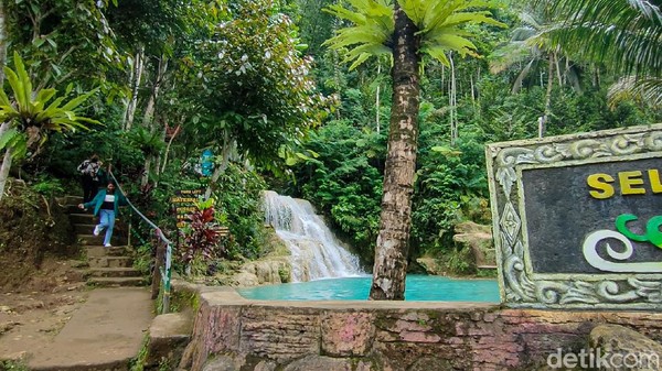 Air yang terus mengalir membuat kolam-kolam di Mudal tetap jernih. Bisa terlihat dari air kolam yang berwarna biru kehijauan. (Jalu Rahman Dewantara/detikcom)
