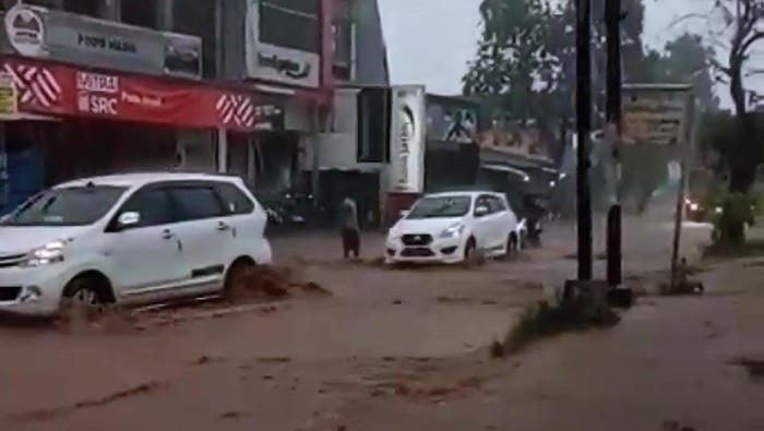Jalan Raya Mantup Sempat Kebanjiran