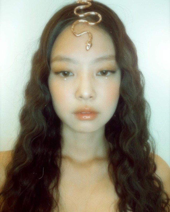 Saat perayaan Halloween, Jennie menirukan Medusa, makhluk dari mitologi Yunani yang dikenal menyeramkan. Foto: dok. Instagram jennierubyjane