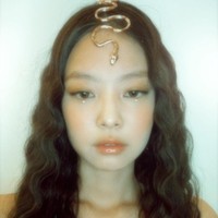 Saat perayaan Halloween, Jennie menirukan Medusa, makhluk dari mitologi Yunani yang dikenal menyeramkan. Foto: dok. Instagram jennierubyjane