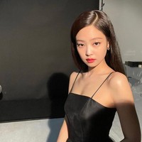 Idol KPop kelahiran 1996 itu juga membagikan potretnya saat menjalani pemotretan untuk brand kecantikan HERA. Foto: dok. Instagram jennierubyjane