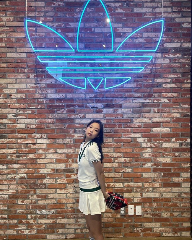 Dalam salah satu unggahannya, Jennie BLACKPINK terlihat memesona saat memakai Tennis Luxe Dress keluaran Adidas. Foto: dok. Instagram jennierubyjane