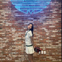 Dalam salah satu unggahannya, Jennie BLACKPINK terlihat memesona saat memakai Tennis Luxe Dress keluaran Adidas. Foto: dok. Instagram jennierubyjane