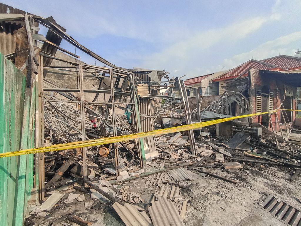 Kebakaran terjadi di Jl Soka, Rawabadak, Koja, Jakut sekitar pukul 12.18 WIB. Terbakarnya 4 bangunan tersebut diperkirakan menimbulkan kerugian Rp 400 juta. (Foto: Wildan Noviansyah/detikcom)