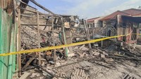 Foto: Kebakaran terjadi di Jl Soka, Rawabadak, Koja, Jakut sekitar pukul 12.18 WIB. Terbakarnya 4 bangunan tersebut diperkirakan menimbulkan kerugian Rp 400 juta. (Wildan Noviansyah/detikcom)