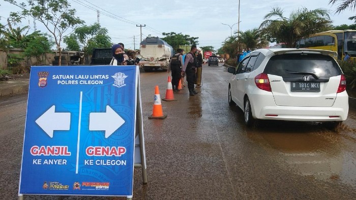 Kendaraan Berpelat Genap Diputar Balik di Jalur Wisata Anyer
